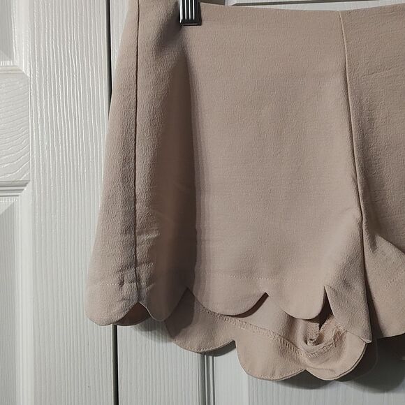Monteau light tan color scallop hem shorts Sz M - Picture 3 of 5